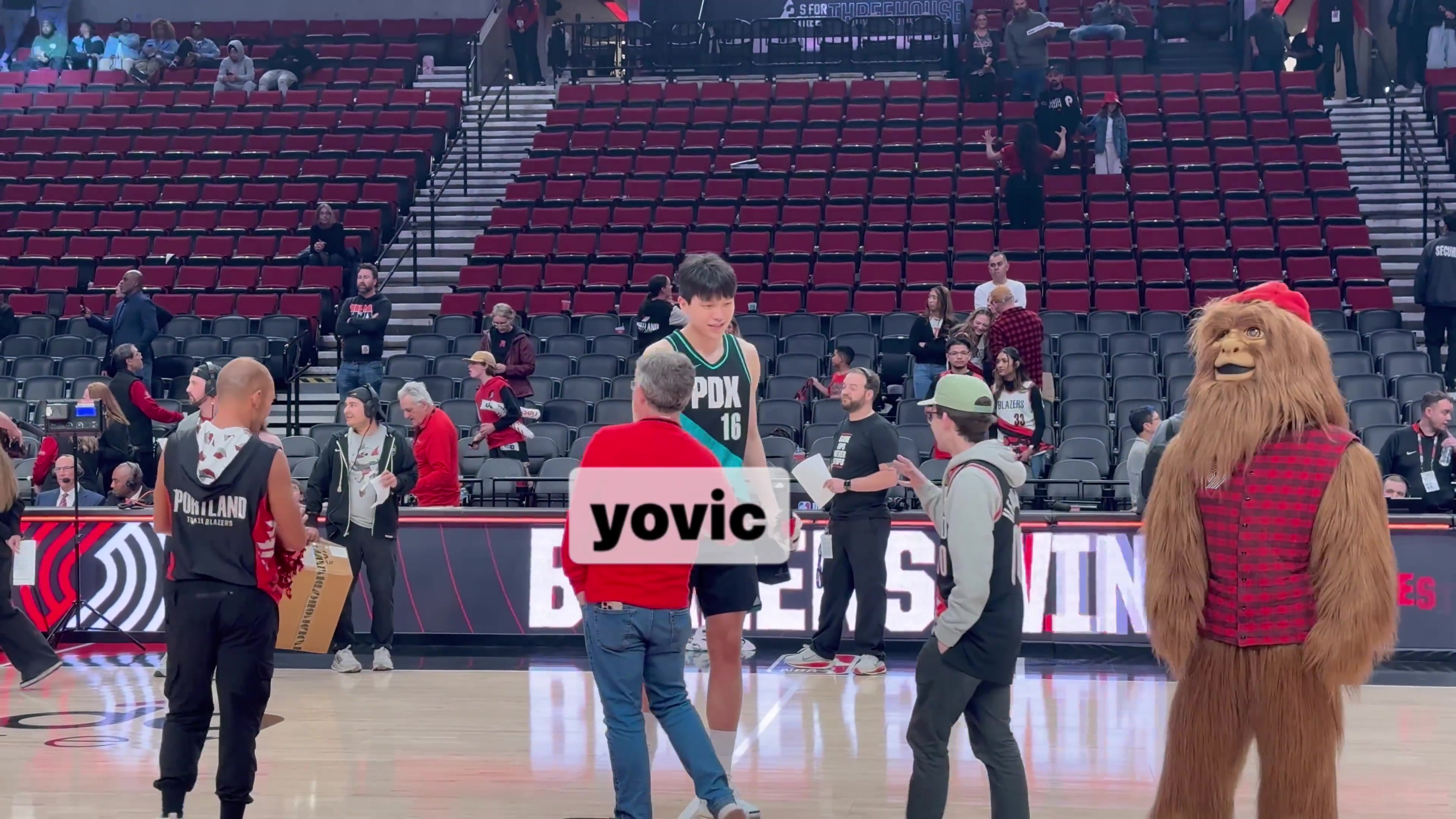 常规赛收官！杨瀚森把球衣送给从1971年就开始支持球队的老球迷