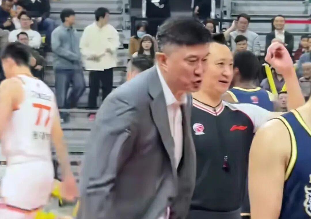 CBA动态更新,带来广东男篮杜锋、杨鸣指导以及北控男篮张庆鹏指导最新消息